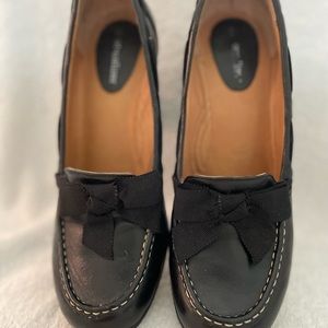 Naturalizer black leather pumps